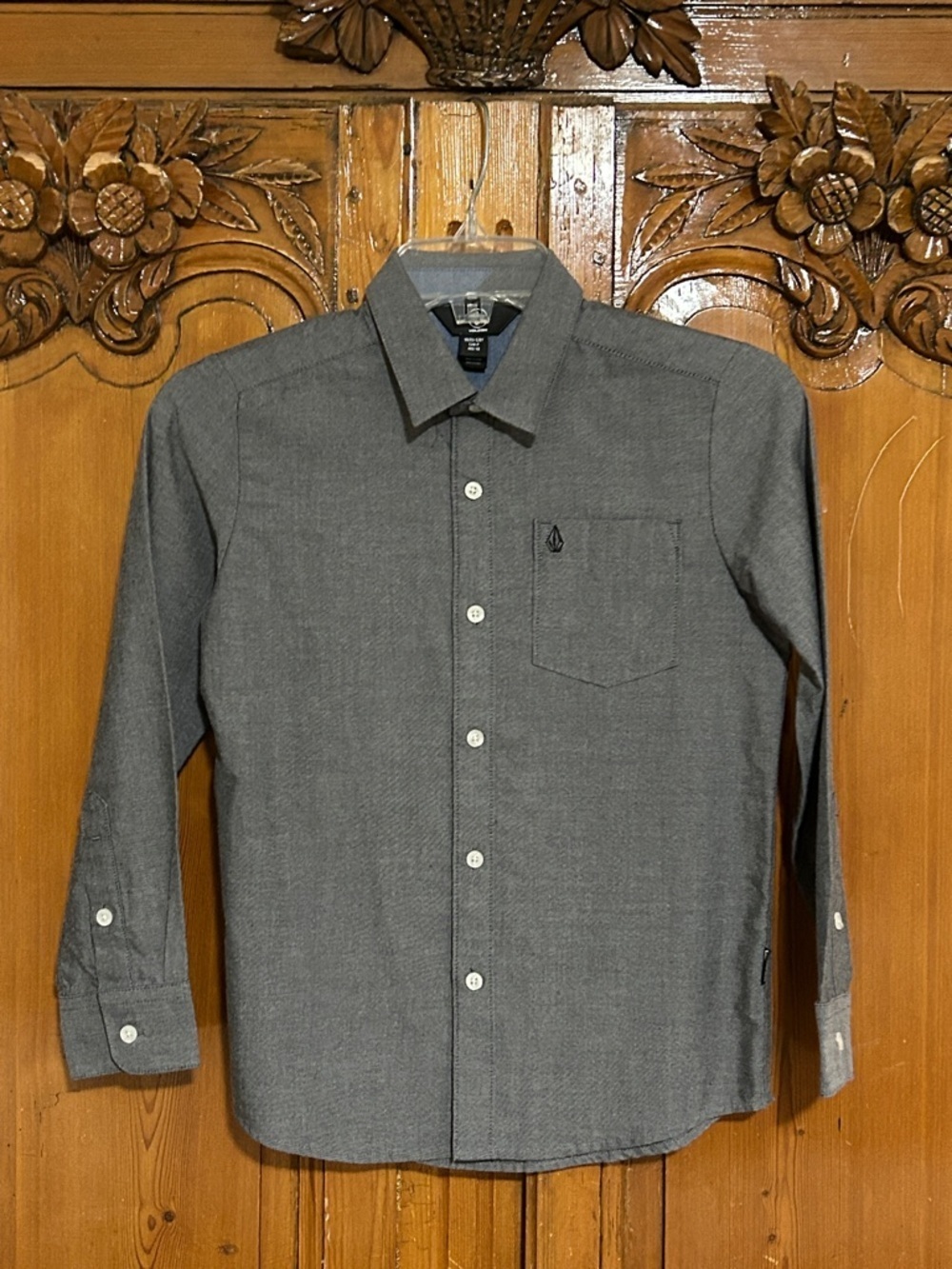 Volcom Boy’s Gray Long-Sleeve Button-Down Shirt
Small. Youth 8